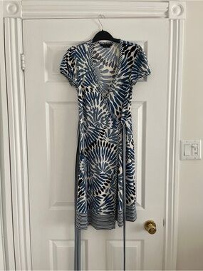 BCBGMaxAzria Blue and White Floral-Print Wrap Midi Dress